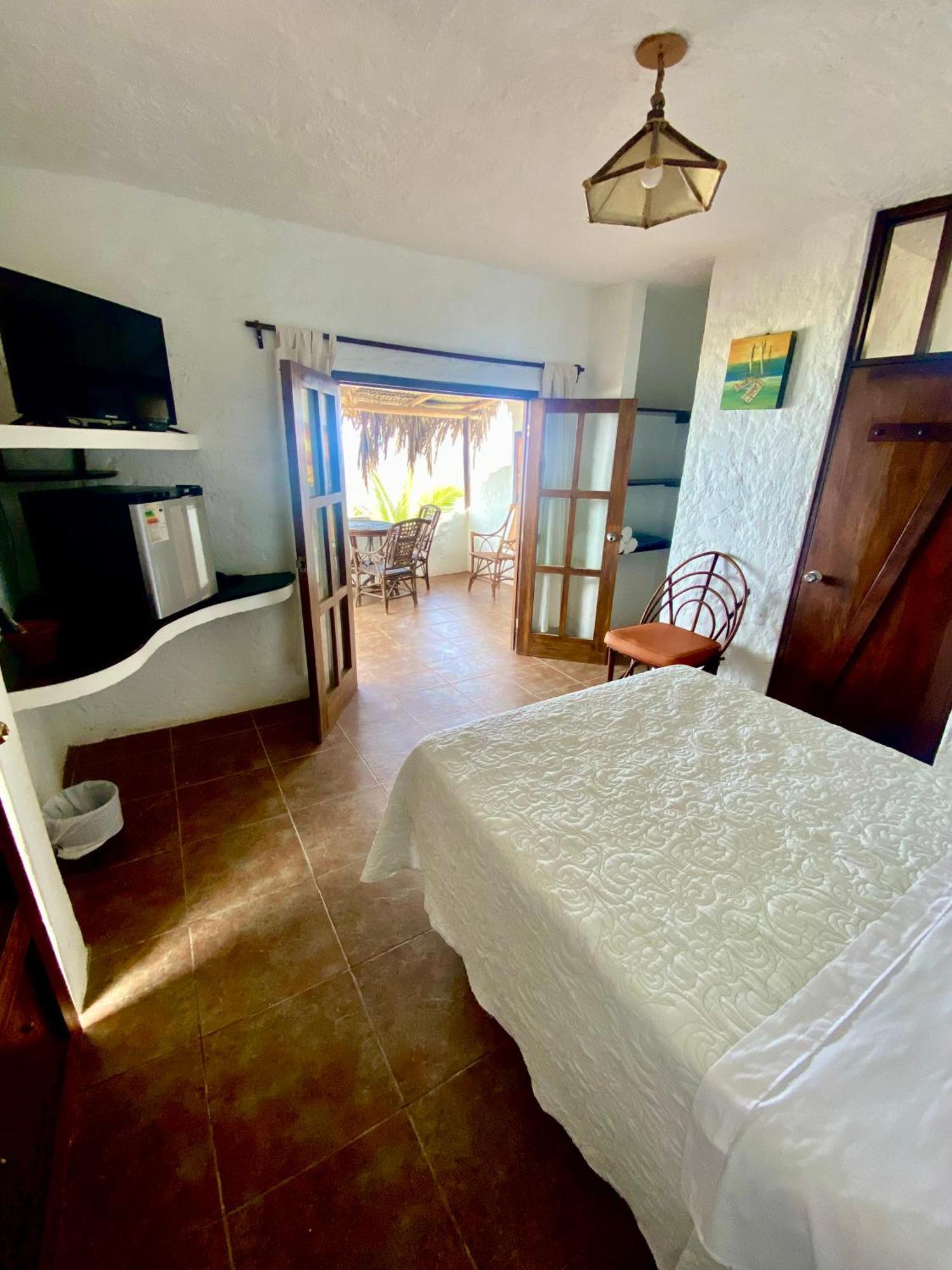 Hotel Smiling Crab Canoas de Punta Sal Exterior photo