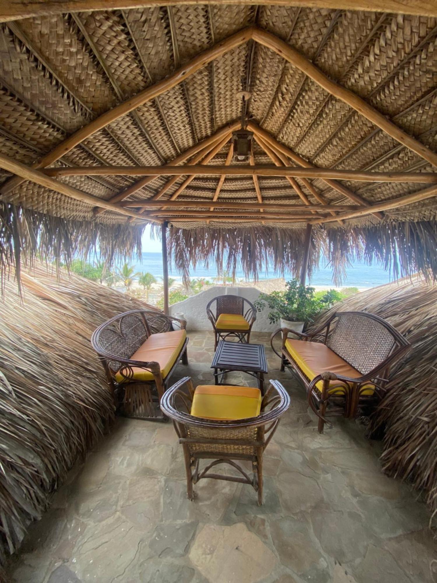 Hotel Smiling Crab Canoas de Punta Sal Exterior photo